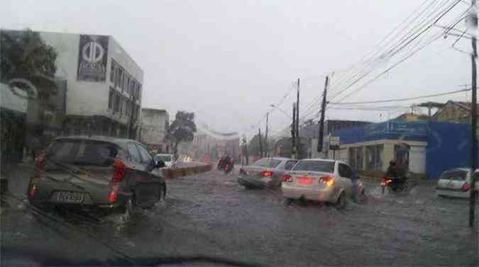 Vrias ruas ficaram alagadas e os carros tiveram dificuldades para transitar (foto: Aline Moura/ Reproduo/ Facebook)