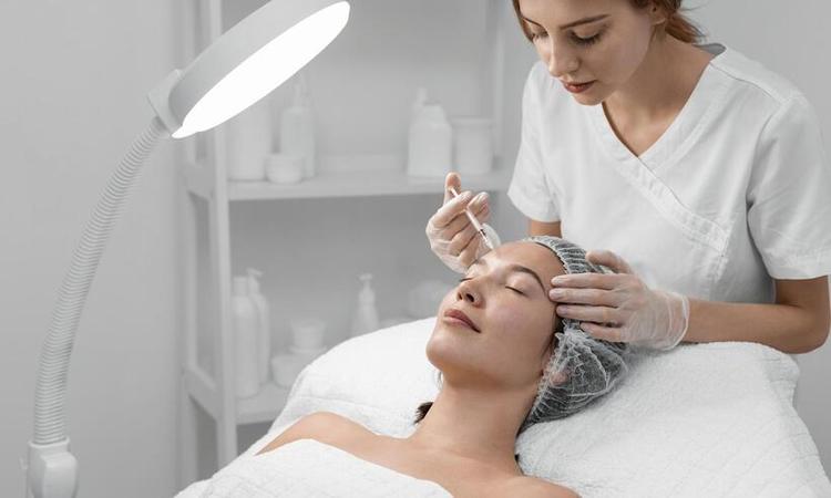 esteticista aplicando injeo de preenchimento para cliente