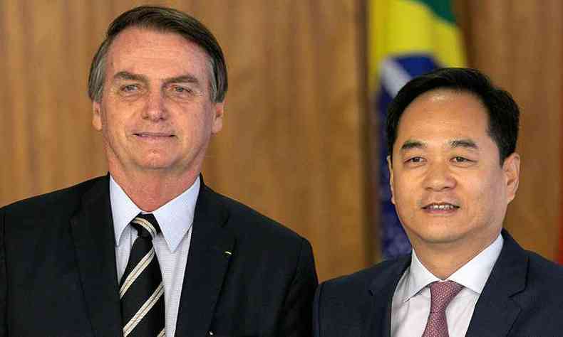 Jair Bolsonaro e o embaixador Yang Wanming: novo conflito na relação entre Brasil e China(foto: Sérgio Lima/AFP)