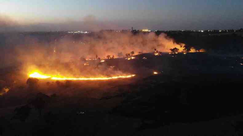 Incndios de maiores propores so mais propcios de ocorrerem em reas de transio entre as zonas urbanas e rurais(foto: Corpo de Bombeiros de Arax / Divulgao)