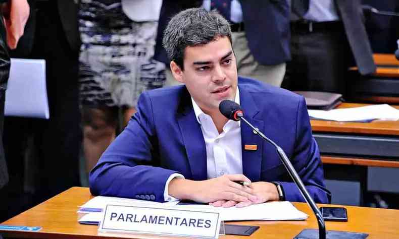 Na foto, Tiago Mitraud fala em microfone na Cmara dos Deputados