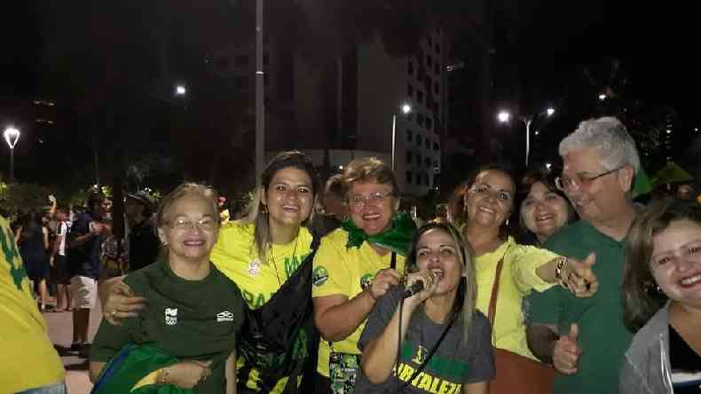 Bolsonaristas reunidos em comemorao