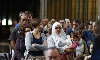 Católicos e muçulmanos rezaram lado a lado nesta manhã em Rouen(foto: CHARLY TRIBALLEAU / AFP) Católicos e muçulmanos rezaram lado a lado nesta manhã em Rouen(foto: CHARLY TRIBALLEAU / AFP)