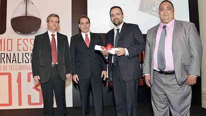 Os jornalistas lvaro Duarte (Esq.), Carlos Marcelo Carvalho (com o prmio) e o artista grfico Janey Costa (Dir.) receberam o prmio do Diretor Jurdico da ExxonMobil, Mrcio Mendes(foto: Divulgao - ExxonMobil)