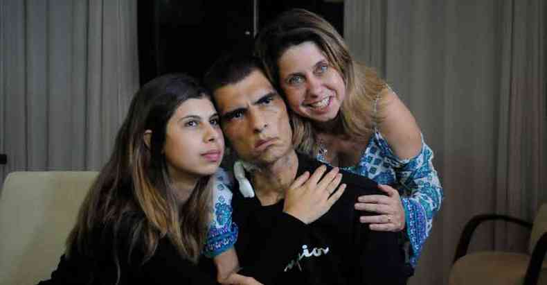 O professor de psicologia Cristiano Mauro Assis Gomes, de 47 anos, com a filha, Isabella e a mulher, Flvia: alta depois de 74 dias de batalha no hospital (foto: Tlio Santos/EM/D.A Press)