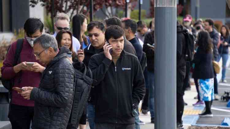 Fila de pessoas sacando dinheiro