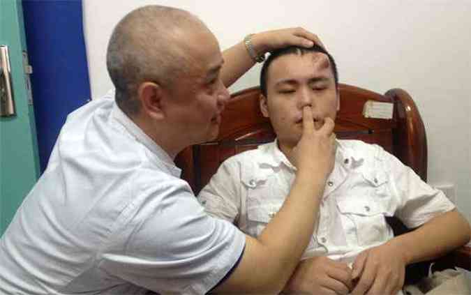 Mdico avalia o enxerto na testa de Xiaolian. Nariz deve ser transplantado em breve(foto: REUTERS/Stringer)