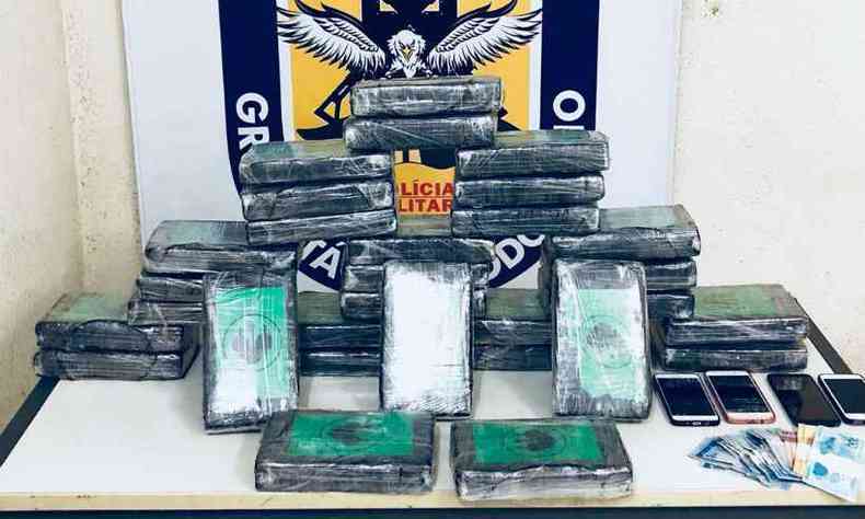 Ao todo, foram apreendidos 30 tabletes de cocana(foto: Polcia Militar Rodoviria (PMRv) / Divulgao)