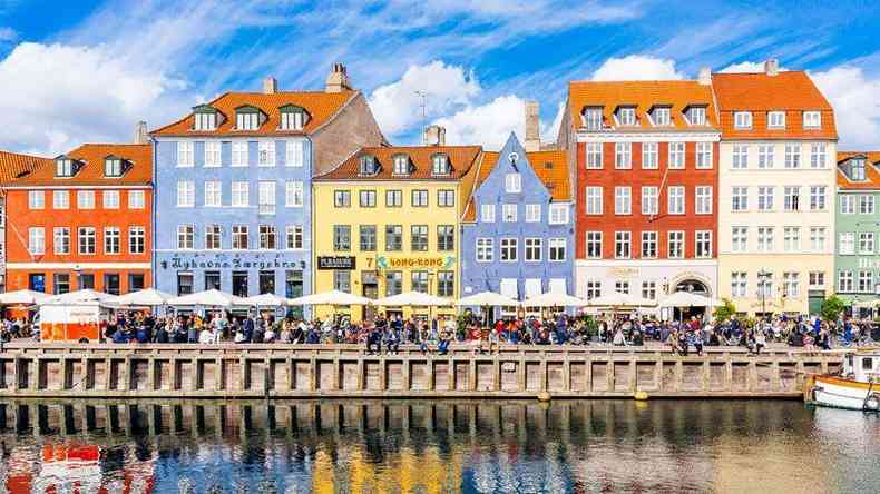 Pessoas caminhando em ponto turstico na Dinamarca