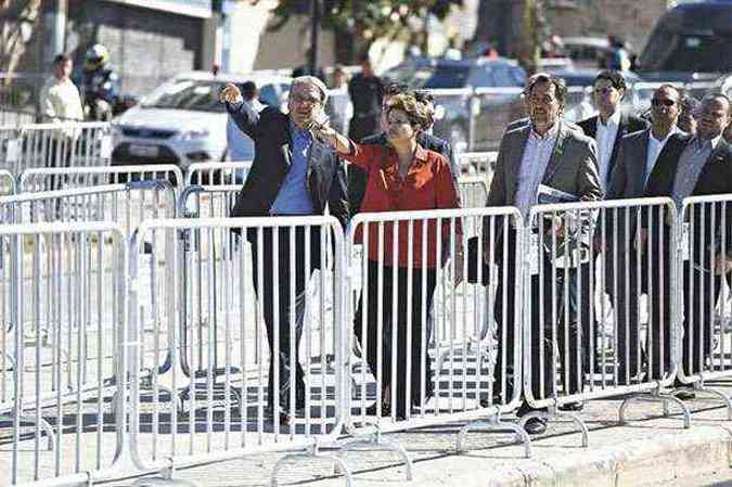 Ao lado do prefeito Marcio Lacerda, Dilma caminha entre as grades instaladas ao longo da avenida para chegar  estao do BRT Move (foto: Juarez Rodrigues/EM/D.A Press)