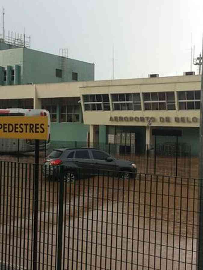 gua se acumulou no acesso ao terminal pela Praa Bagatelle e invadiu o saguo(foto: Anna Paula Cristoffoli/Divulgao)