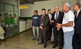 Ministro da Justia (C) visitou presdio aps assassinato de detentos(foto: AFP FOTO )
