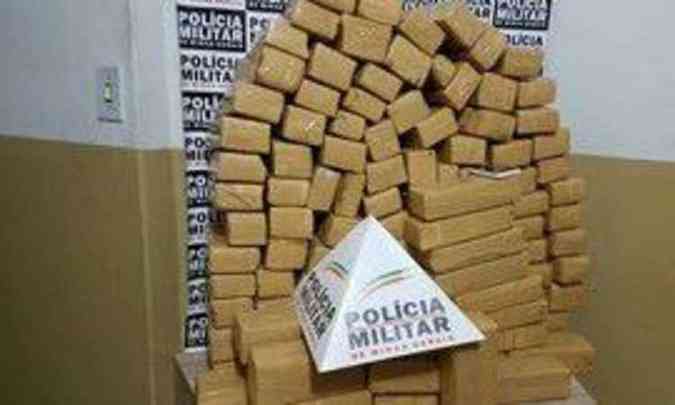 A droga foi encontrada no interior do veculo(foto: Divulgao/PMMG)