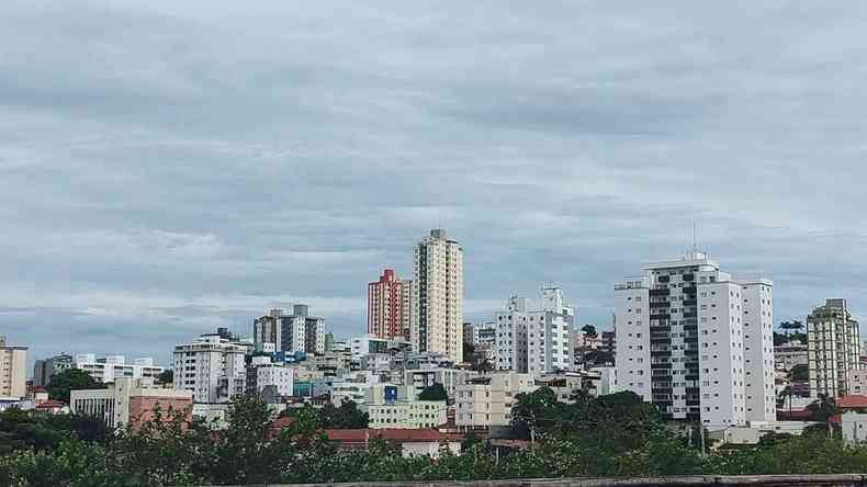 Nuvens escuras sobre o cu do Centro de Belo Horizonte so indicativo de chuvas intensas edifcios Barro Preto