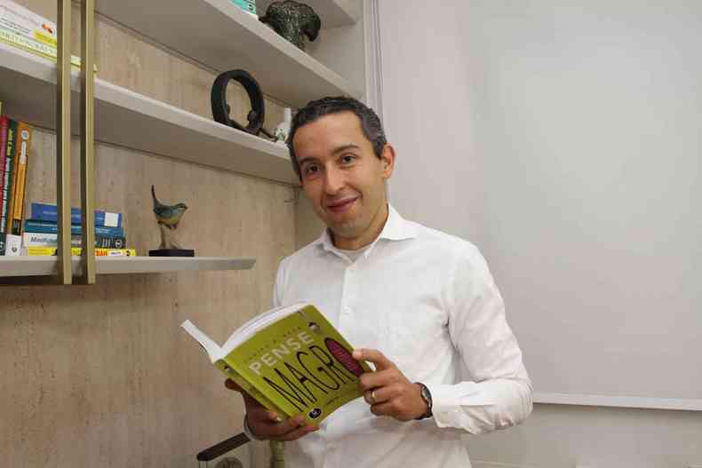 Rodrigo de Almeida Ferreira, segurando um livro