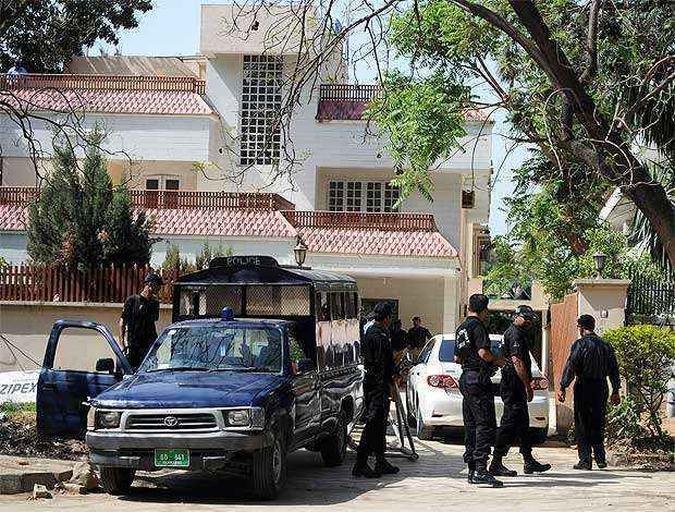 Serviço de segurança paquistanês é visto em frente à casa da família de Bin Laden(foto: AFP PHOTO/Aamir QURESHI/FILES ) Serviço de segurança paquistanês é visto em frente à casa da família de Bin Laden(foto: AFP PHOTO/Aamir QURESHI/FILES )