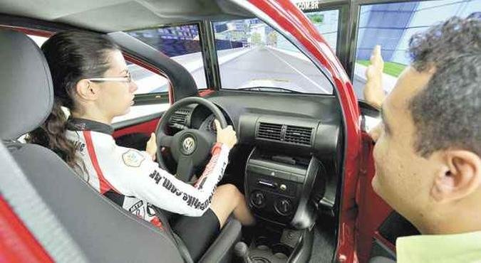 Patrícia Galliac testa simulador de direção em autoescola que ainda se adapta a outras exigências, como instalação de câmaras para gravar aulas(foto: JUAREZ RODRIGUES/EM/D.A PRESS ) Patrícia Galliac testa simulador de direção em autoescola que ainda se adapta a outras exigências, como instalação de câmaras para gravar aulas(foto: JUAREZ RODRIGUES/EM/D.A PRESS )