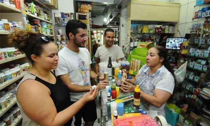 Daniele, Rudney e Victor compram velas e essncias, antes da viagem para o rveillon(foto: Euler Jnior/EM/D. A. Press)