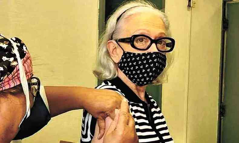 Aos 91 anos, Fernanda Montenegro celebra a vacinao: agradecimento aos pesquisadores e ao SUS(foto: FACEBOOK/REPRODUO)