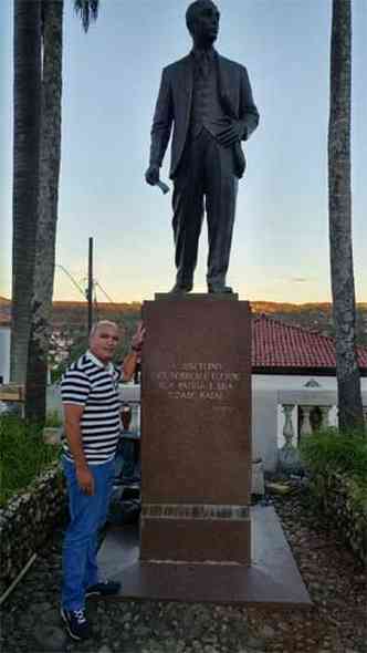 Juscelino Roque, prefeito eleito, ao lado da esttua do filho mais ilustre de Diamantina: 