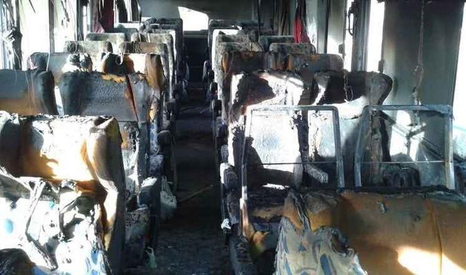 Foco do incêndio foi a parte central do ônibus(foto: Bombeiros/Divulgação) Foco do incêndio foi a parte central do ônibus(foto: Bombeiros/Divulgação)