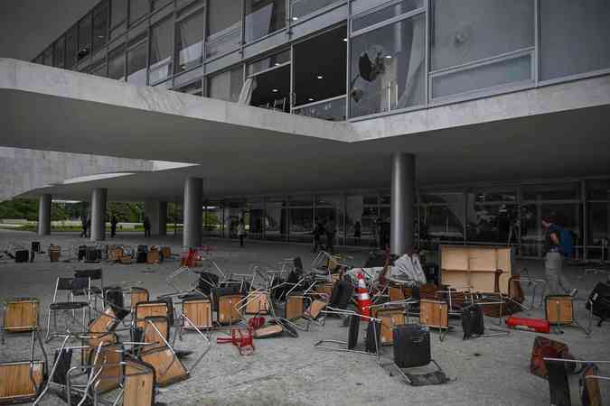 Fotos do dia seguinte  destruio no Palcio do Planalto, aps invaso de bolsonaristas ao local nesse domingoCarl de Souza/AFP