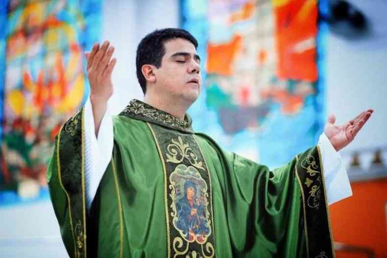 Padre Robson celebra missa