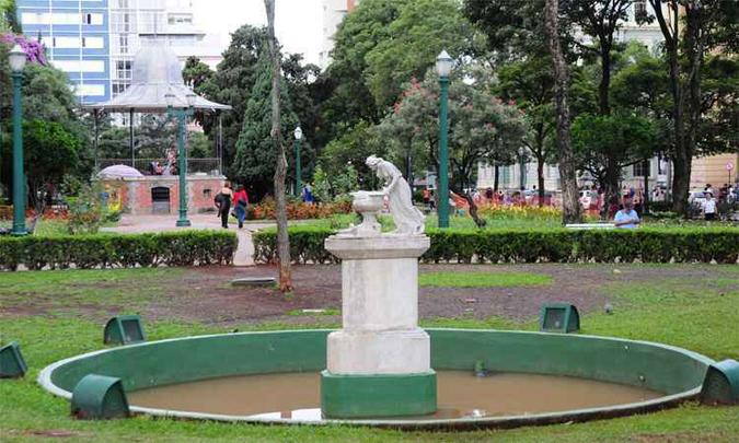 O coreto pichado e o lago com a escultura em mármore cujo conjunto exibe partes quebradas estão entre as estruturas que serão recuperadas nas intervenções (foto: Gladyston Rodrigues/EM/DA Press) O coreto pichado e o lago com a escultura em mármore cujo conjunto exibe partes quebradas estão entre as estruturas que serão recuperadas nas intervenções (foto: Gladyston Rodrigues/EM/DA Press)