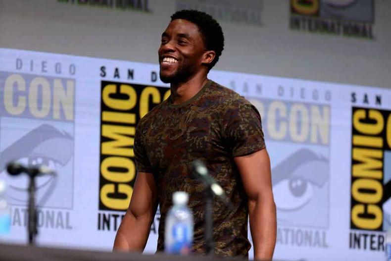 Chadwick Boseman sorri