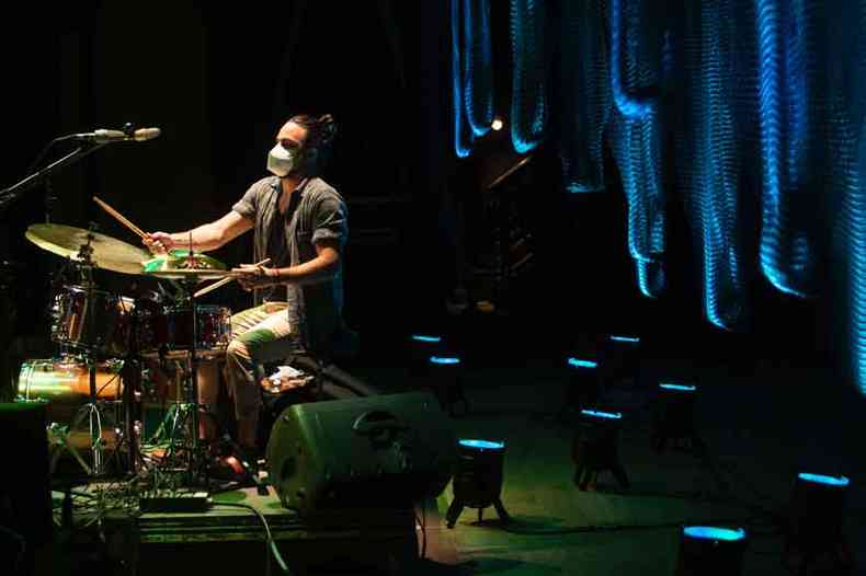 Premiado em trs edies anteriores como melhor instrumentista, o baterista Felipe Continentino concorreu como compositor pela primeira vez(foto: Guto Muniz/Divulgao)