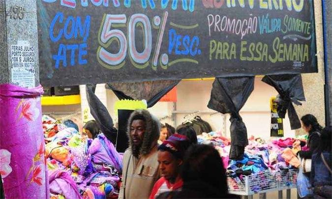 Lojas do Centro de BH fazem promoções para atrair clientes e aproveitam para desovar estoques de agasalhos e outras peças de inverno(foto: Gladyston Rodrigues/EM/D.A Press) Lojas do Centro de BH fazem promoções para atrair clientes e aproveitam para desovar estoques de agasalhos e outras peças de inverno(foto: Gladyston Rodrigues/EM/D.A Press)