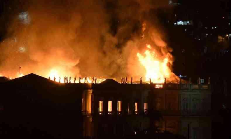Museu foi tomado pelas chamas na noite deste domingo(foto: MARCELLO DIAS/FUTURA PRESS/FUTURA PRESS/ESTADAO CONTEUDO )