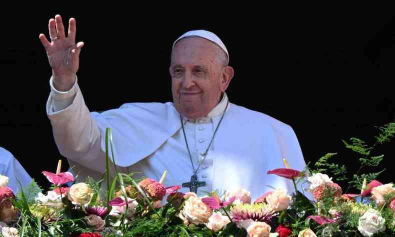 Imagem do Papa Francisco acenando na sacada no Vaticano