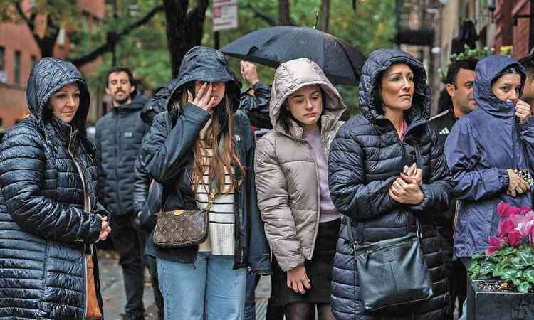 Fila de fs de  Matthew Perry fazem fila em Nova York