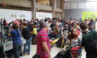 Com visibilidade abaixo do mnimo, terminal chegou a ser fechado mais cedo(foto: Paulo Filgueiras/EM/DA Press)