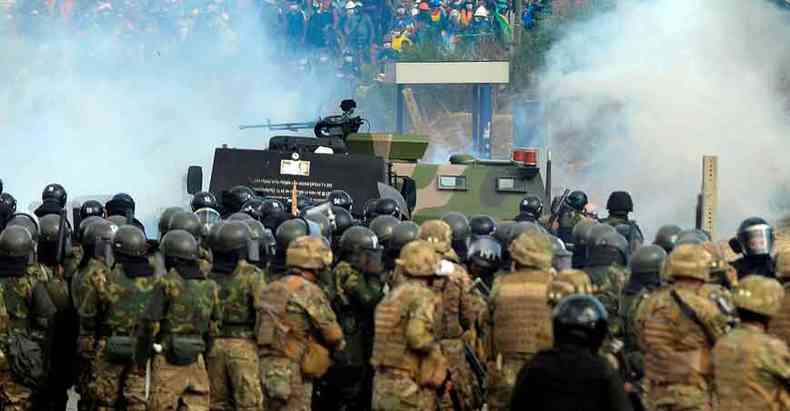 Vtimas dos confrontos com as Foras Armadas desde sexta-feira aumentaram com mortes no sbado(foto: STR/AFP)