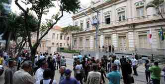 A energia eltrica do prdio foi cortada e cerca de 80 policiais cercam o prdio. Pela manh, sete pessoas deixaram o imvel(foto: Marcelo Ribeiro - Tribuna de Minas)