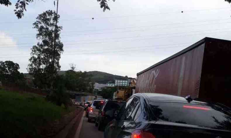 Motoristas que seguiam sentido Vitria enfrentam mais de dois quilmetros de congestionamento(foto: Reproduo/ Whatsapp)