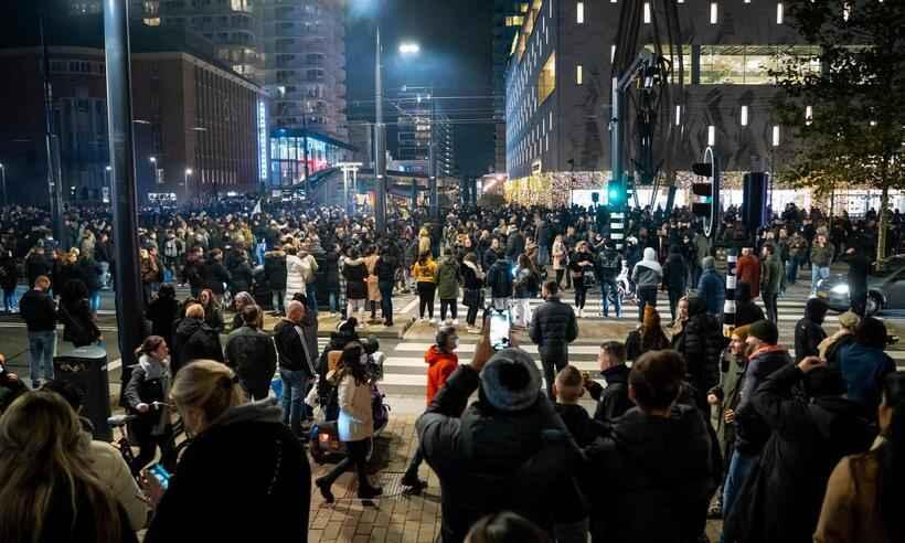 Disparos da polícia deixam feridos em protesto antiCOVID na Holanda