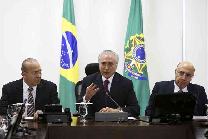 Da esquerda para direita, Padilha, Temer e Meirelles: governo mais otimista com a aprovao da reforma da Previdncia(foto: Marcelo Camargo/Agncia Brasil)