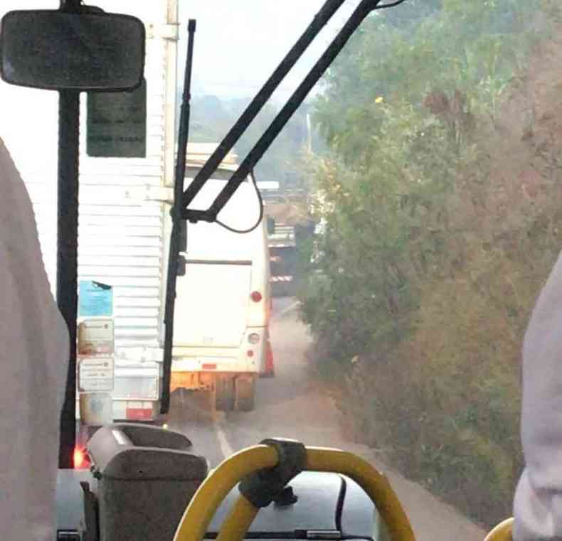 Foto tirada de dentro de ônibus mostra congestionamento