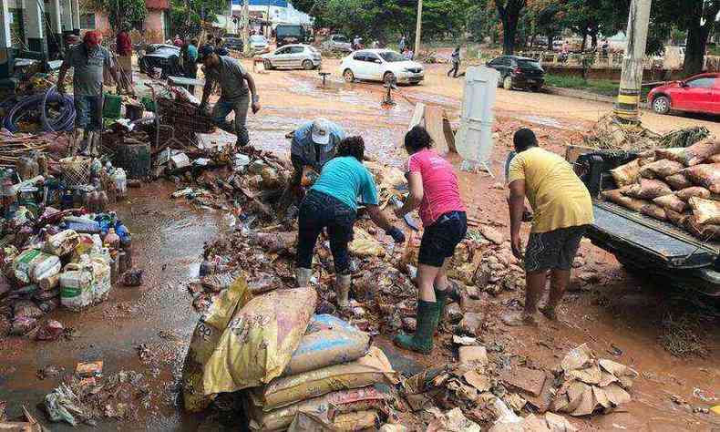Famlias ainda contam perdas causadas pela enchente do fim de semana em Santa Maria de Itabira(foto: Ramon Lisboa/EM/D.A Press. Brasil)