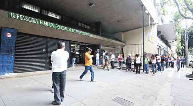 Fila na Defensoria Pblica em Belo Horizonte: Minas Gerais tem 2,88 profissionais por 100 mil habitantes, segundo estudo feito pelo governo(foto: Euler Jr/EM/D.A PRESS - 23/3/11)