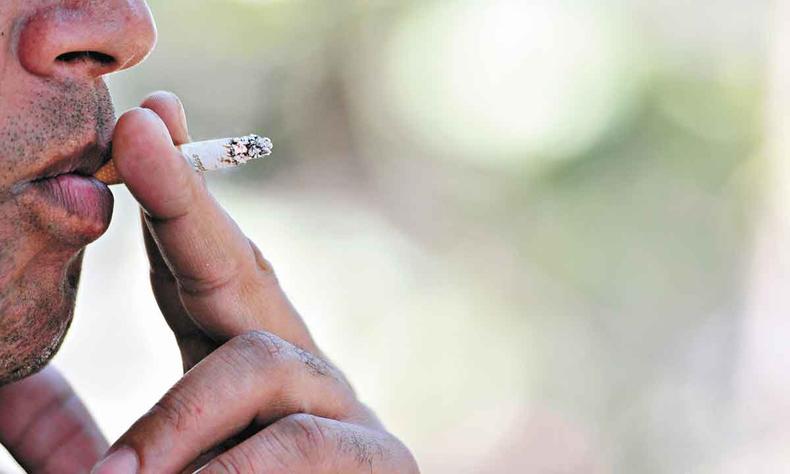 Percentual de fumantes na população brasileira caiu de 36%, em 1989, para 9,1%, em 2021 (foto: Ramon Lisboa/EM/D.A Press ) homem fuma cigarro