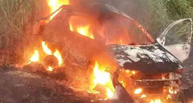 Um veculos ficou incendiado durante a batida(foto: PRF/Divulgao)