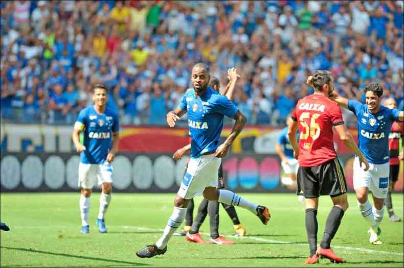 Rubro-negro teria oferecido R$ 20 milhes pelo zagueiro Ded e o Cruzeiro recusado a proposta(foto: Leandro couri/EM/D.A Press - 13/5/18)