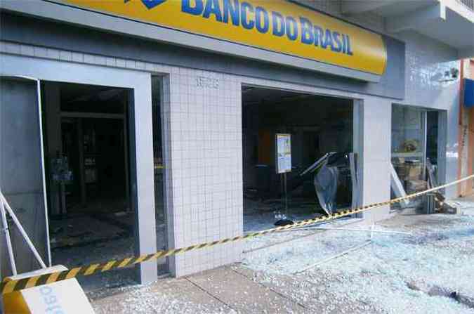 Imvel onde funciona o banco ficou destrudo com a exploso dos caixas(foto: Ricardo Miranda/TV Alterosa)