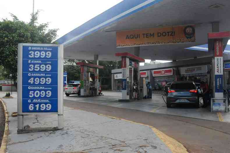 Motoristas de BH tambm pagam mais caro que a mdia nacional pela gasolina. Em alguns postos, o combustvel passa dos R$ 5(foto: Tlio Santos/EM/D.A Press)