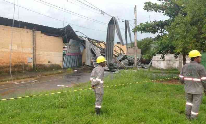 Funcionrios da Cemig foram acionados devido  queda de energia na regio. Cabos foram afetados pelos destroos do telhado(foto: Corpo de Bombeiros/ Divulgao )