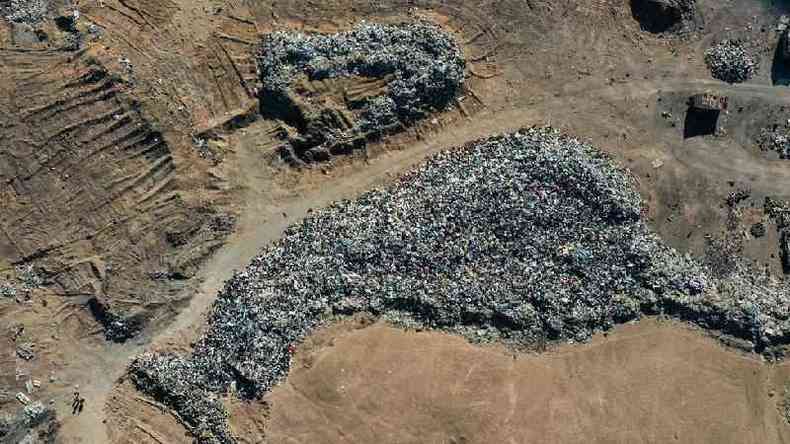 Pilha de roupas usadas jogadas fora no Deserto do Atacama